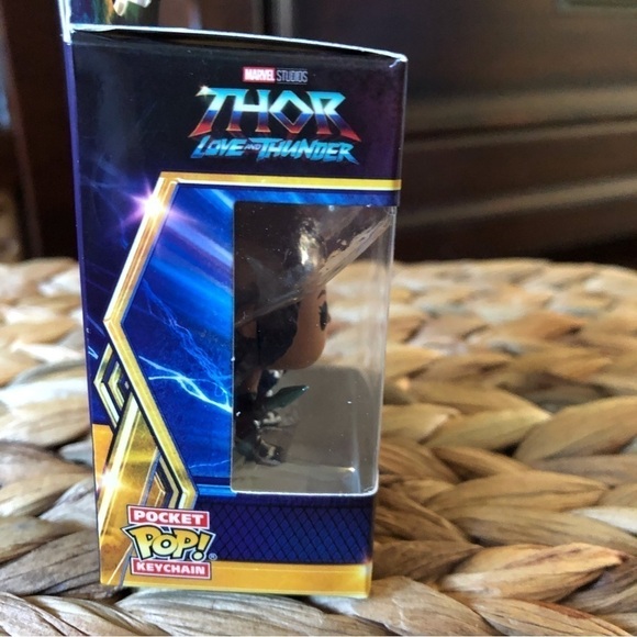 Funko Pop Marvel: Thor Love & Thunder, Valkyrie pocket keychain - Picture 4 of 4